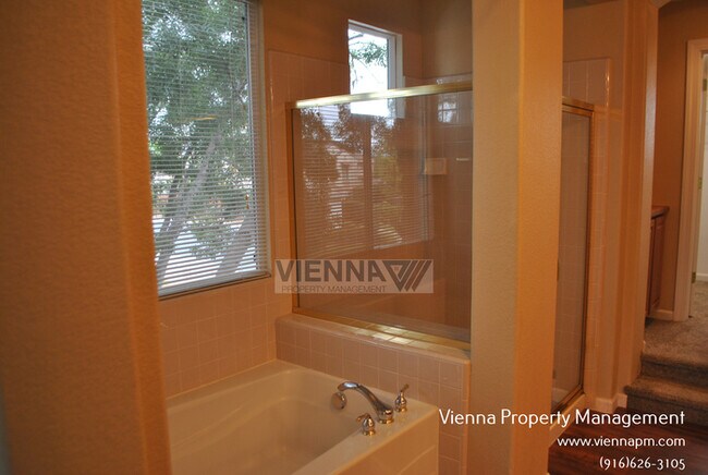 Building Photo - Beautiful 4 Bedroom + Study in Desirable N...