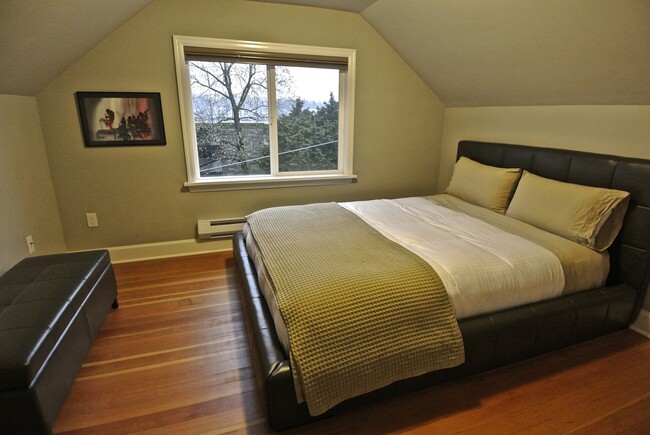 Building Photo - EXQUISITE 4 BED/3 BATH FURNISHED EASTLAKE ...