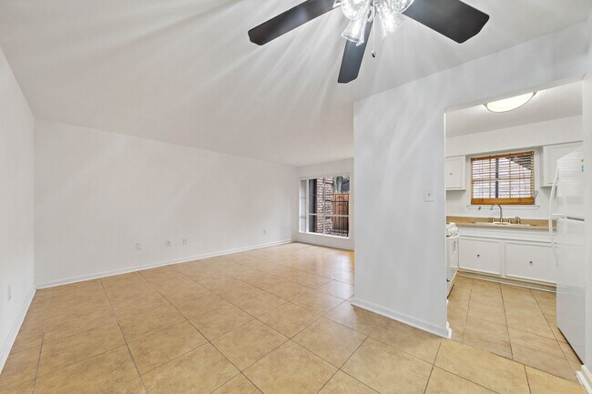 Building Photo - 711 Holiday Dr