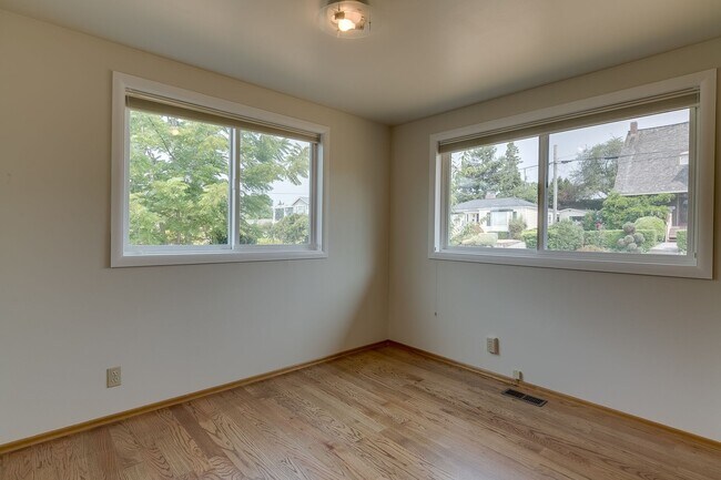 Building Photo - Water View Kirkland home West of Market st...