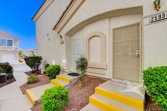 Building Photo - "Charming 2-Bedroom Townhouse Retreat with 2.5 Baths in South Henderson -with Backyard “