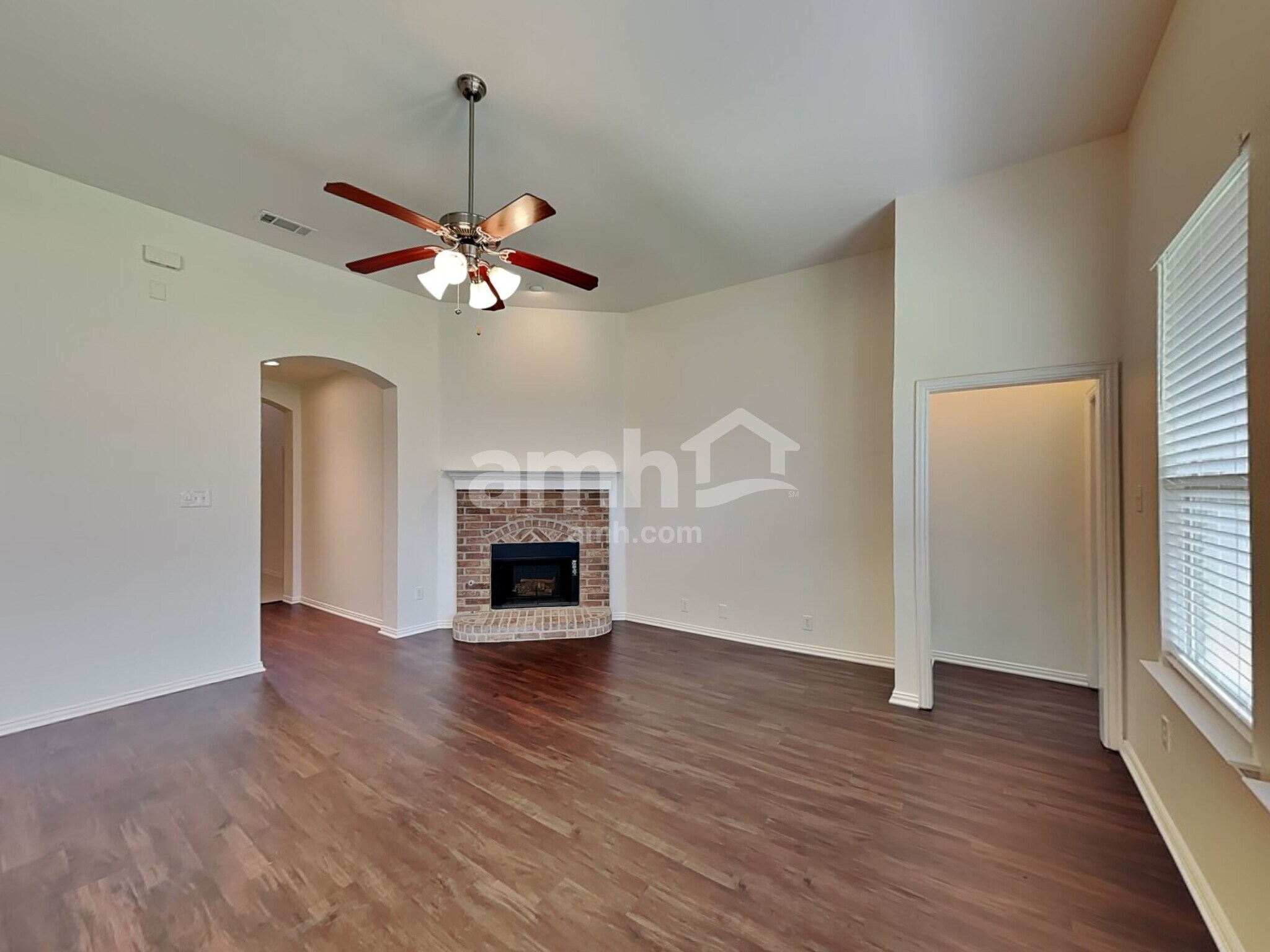 Building Photo - 313 Hawthorn Dr