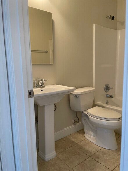 Building Photo - 144 Saint James Pl