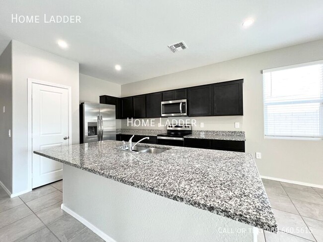 Building Photo - Modern 3-Bedroom, 2-Bath Home with Spaciou...