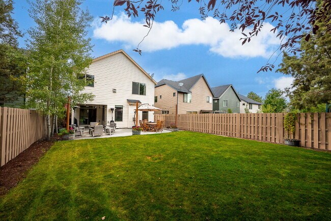 Building Photo - Spacious 4-bed Home with High Ceilings