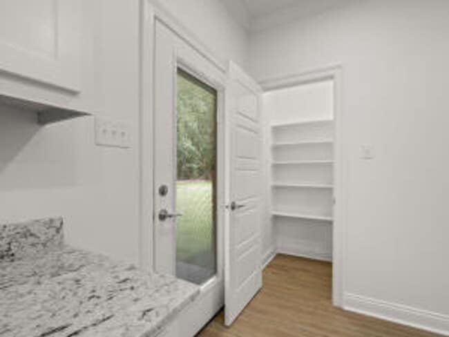 Building Photo - 308 W Schweitzer Ave