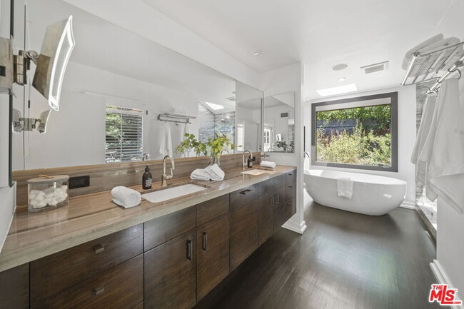 Building Photo - 3 Latimer Rd