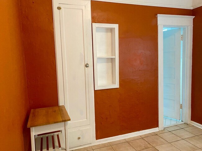 Building Photo - 2 bedroom