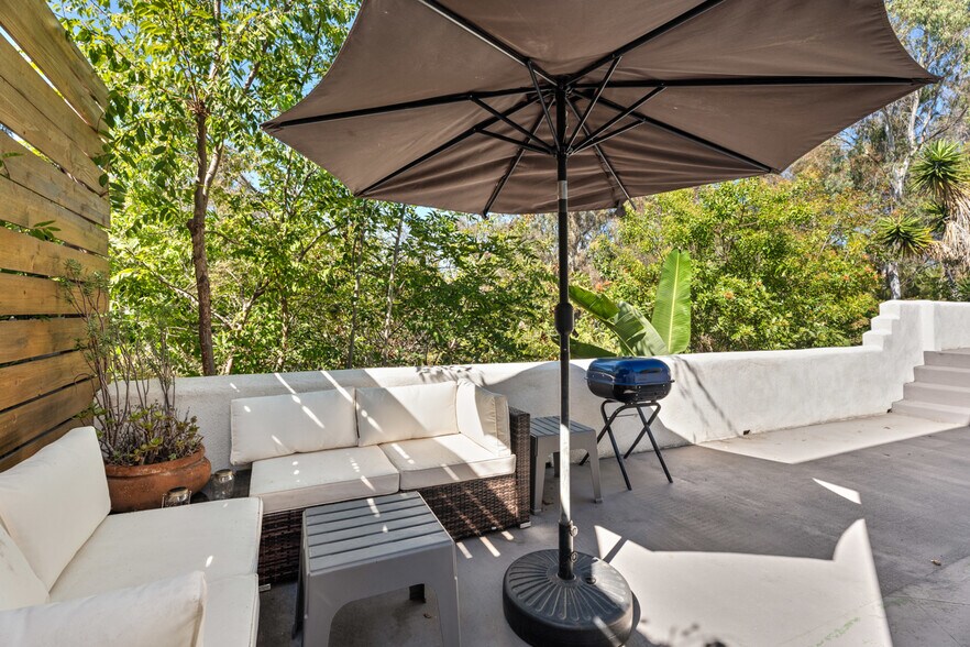 Building Photo - 5418 Siesta Dr