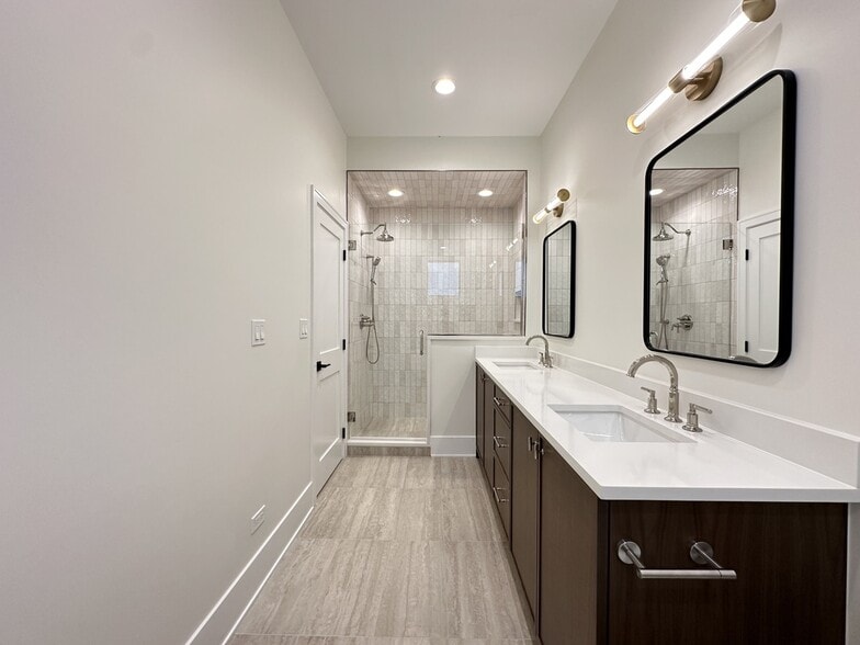 Building Photo - 1743 W Le Moyne St