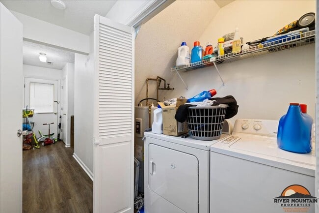 Building Photo - Two-Story Duplex in Excellent Blacksburg Location