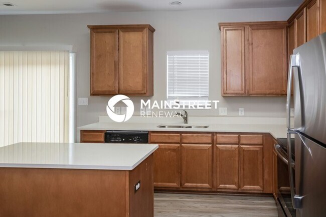 Building Photo - 4 Bedroom Pet-Friendly Home in Charlotte, NC with Main Street Renewal