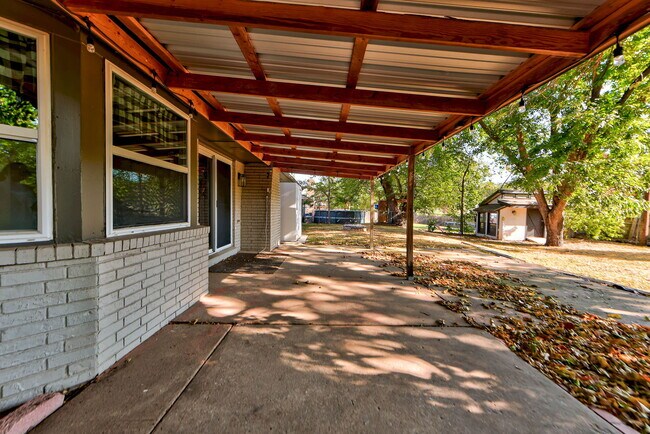 Building Photo - 903 S Berry Rd