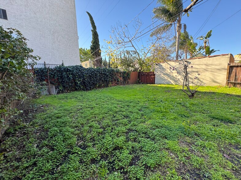 Building Photo - 849 N West Knoll Dr