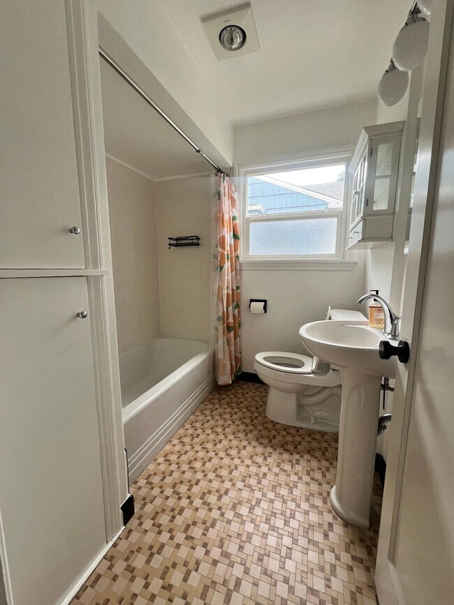 Building Photo - 3 Bedroom 2 Bathroom in Greenlake!