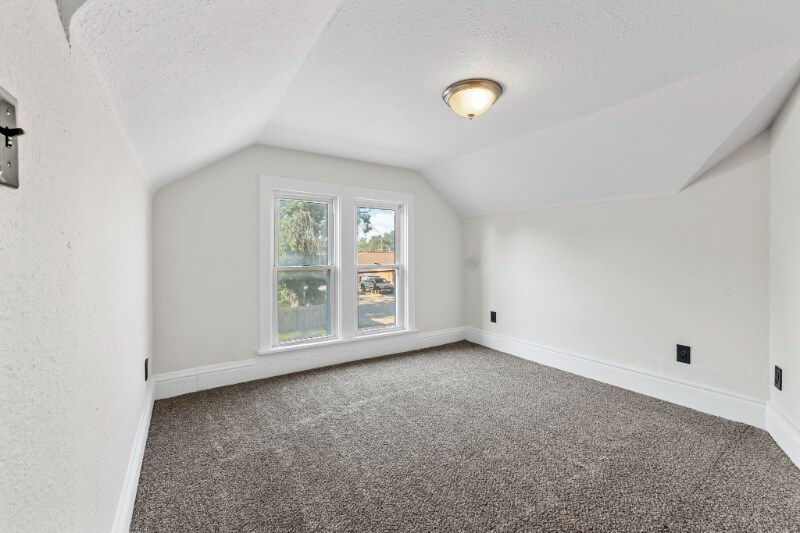 Building Photo - 126 E Zupan St