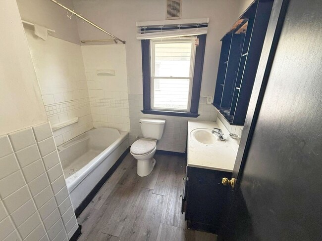 Building Photo - 4 BED 1 BATH BEAUTIFUL SINGLE FAMILY HOME ...