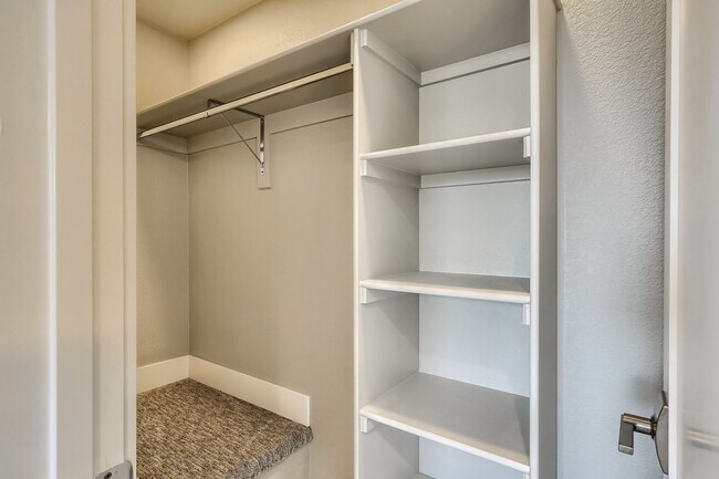 Building Photo - 3 bedroom / 3.5 bath Townhome + 2 Large Flex Spaces & Spacious Roof Top Deck!