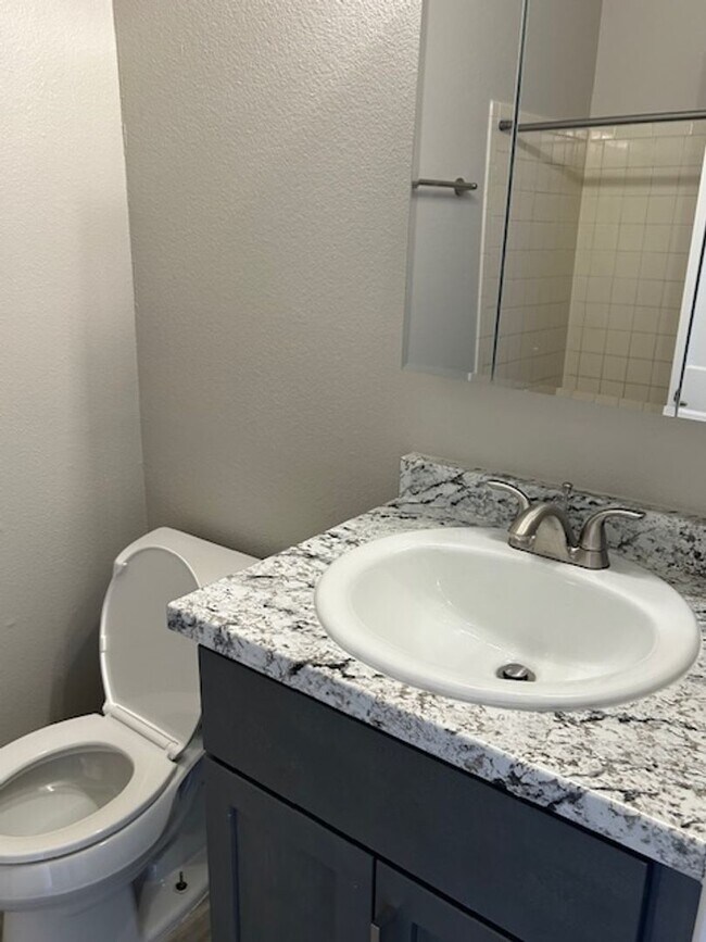 Building Photo - Fully Renovated Townhome in Great Aurora Community