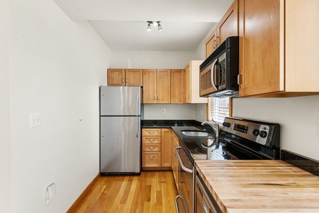 Building Photo - 609-611-611 Dorchester Ave