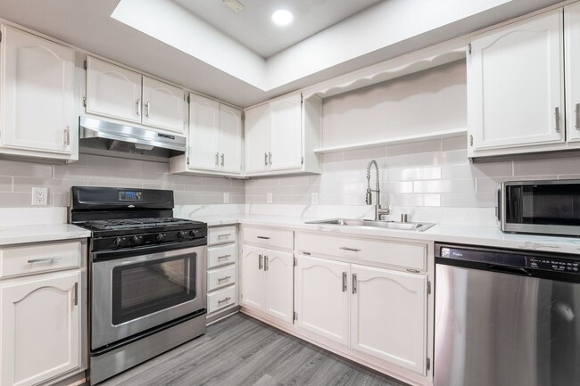Building Photo - Exquisite Home, Prime Location!