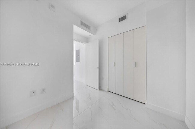 Building Photo - 700 NE 24th St