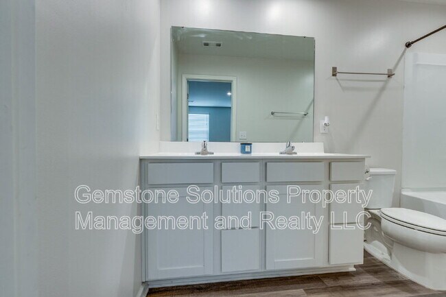 Building Photo - 2057 Westchester Dr