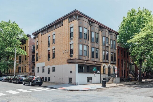 Building Photo - 168 Coles St