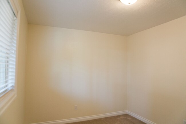 Building Photo - 4 bedroom 3 bath house for rent- Great loc...
