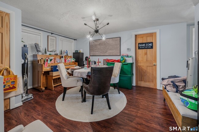 Building Photo - 349 Naubuc Ave