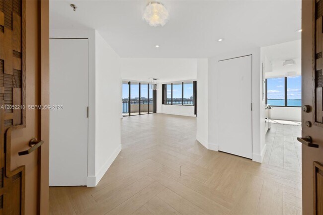 Building Photo - 520 Brickell Key Dr