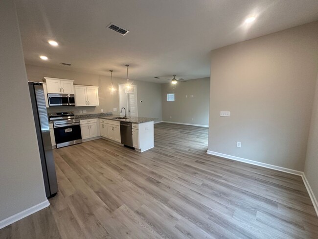 Building Photo - BRAND NEW Beautiful 3 Bed 2.5 Bath Townhou...