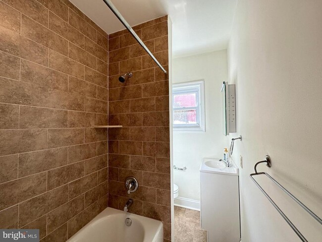 Building Photo - 2528 Poplar St