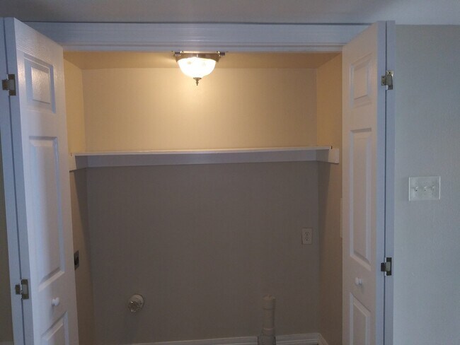 Building Photo - 3 Bedroom Town-home