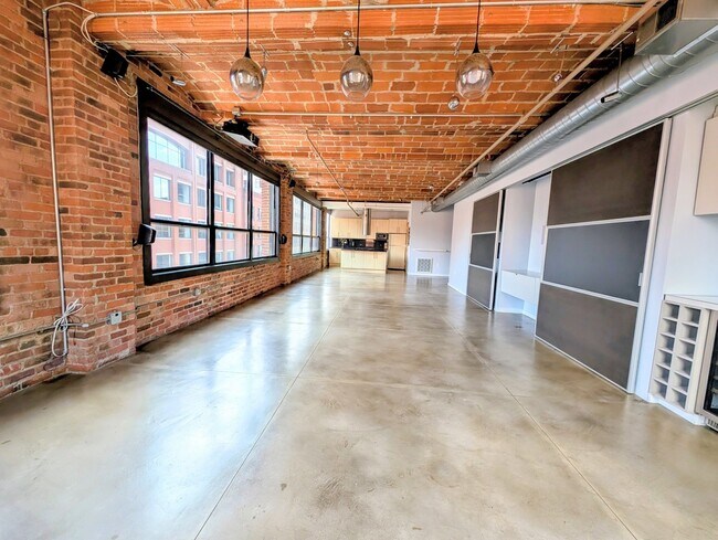Building Photo - 121 Beach St