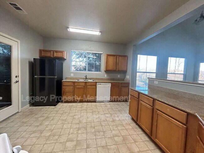 Building Photo - 5350 Dunlay Dr