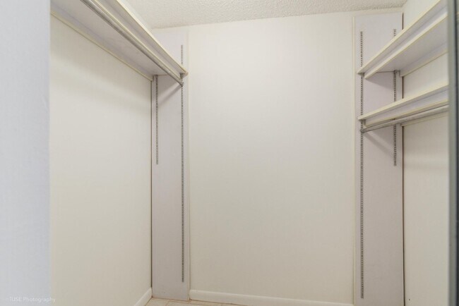 Building Photo - Spacious 1 bed 1 bath condo in Pembroke Pi...