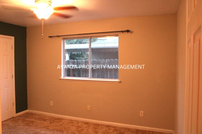Building Photo - 1 Yr Lease