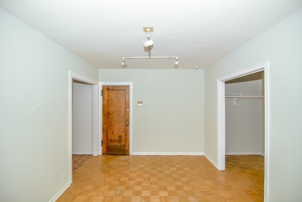 Building Photo - 629 W Belmont Ave