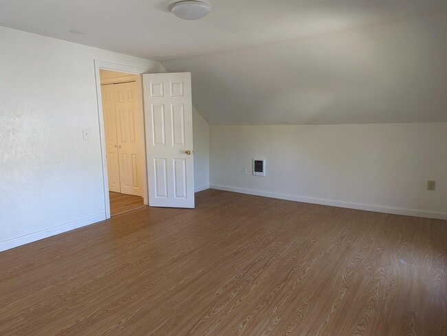 Building Photo - 15 Oak St