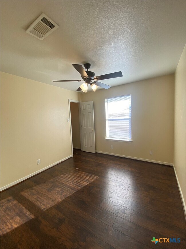 Building Photo - 5107 Daybreak Dr