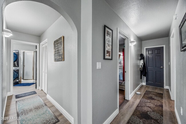 Building Photo - 1207 N Arrowhead Dr