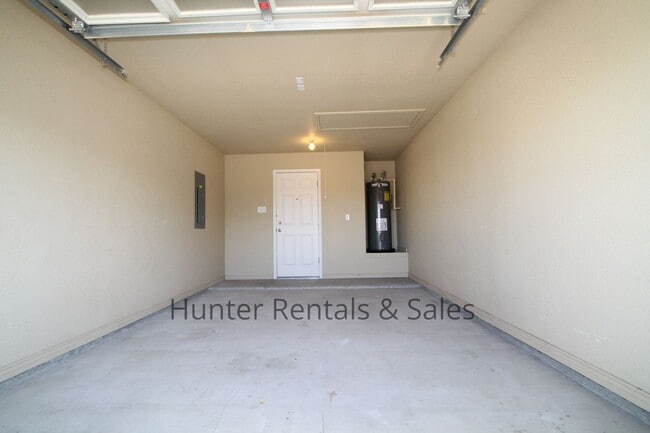 Building Photo - Spacious Duplex!
