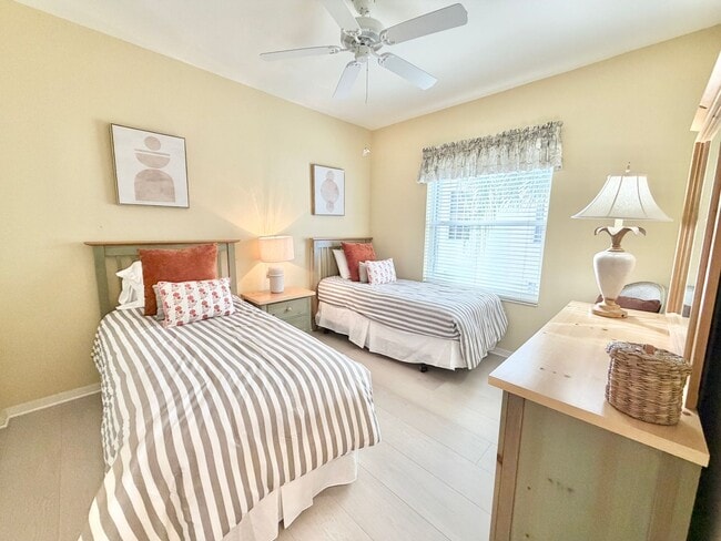 Building Photo - ** CROWN POINTE SHORES ** 2 BED + DEN / 2 BATH - GARAGE - TURNKEY FURNISHED - ANNUAL RENTAL