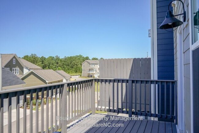 Building Photo - Modern 3-Story Townhome with Entry-Level Bonus Room, Back Deck & Garage , Community Pool in North...