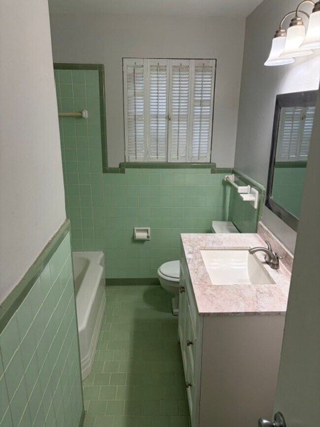 Building Photo - Move in Special ! First month 1/2 off!
