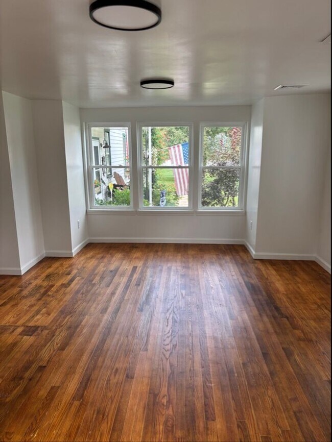 Building Photo - Newly Remodeled house - Available now