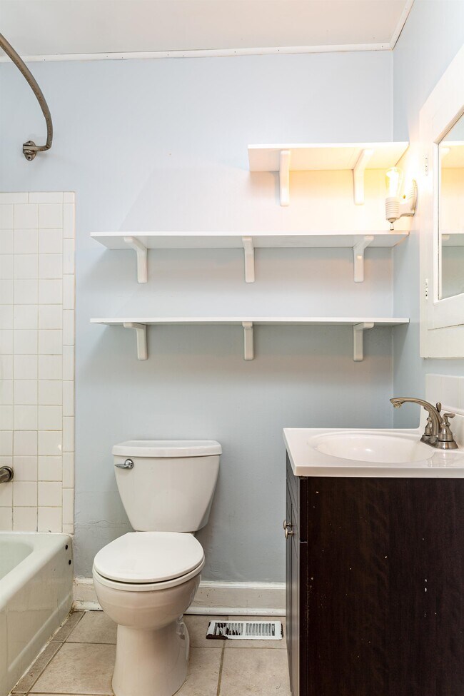 Building Photo - 180 Rosemont Garden