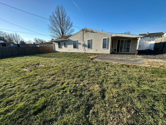 Building Photo - 4 bed 1.5 bath updated rancher new stainle...