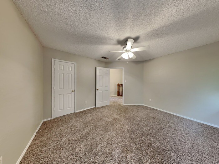 Building Photo - 104 NE Timber Ridge Dr